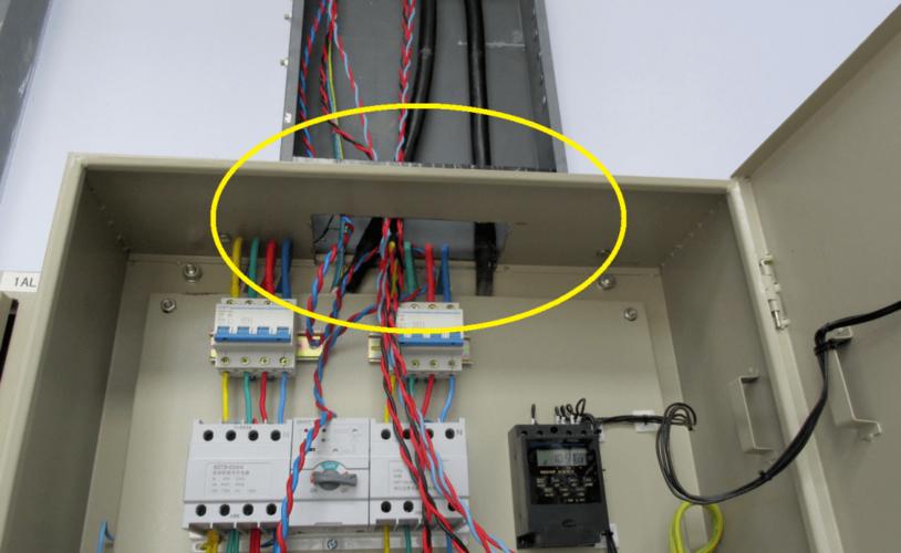 低压配电箱接电缆的相关图片