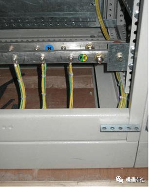 低压配电箱电缆线的安装的相关图片